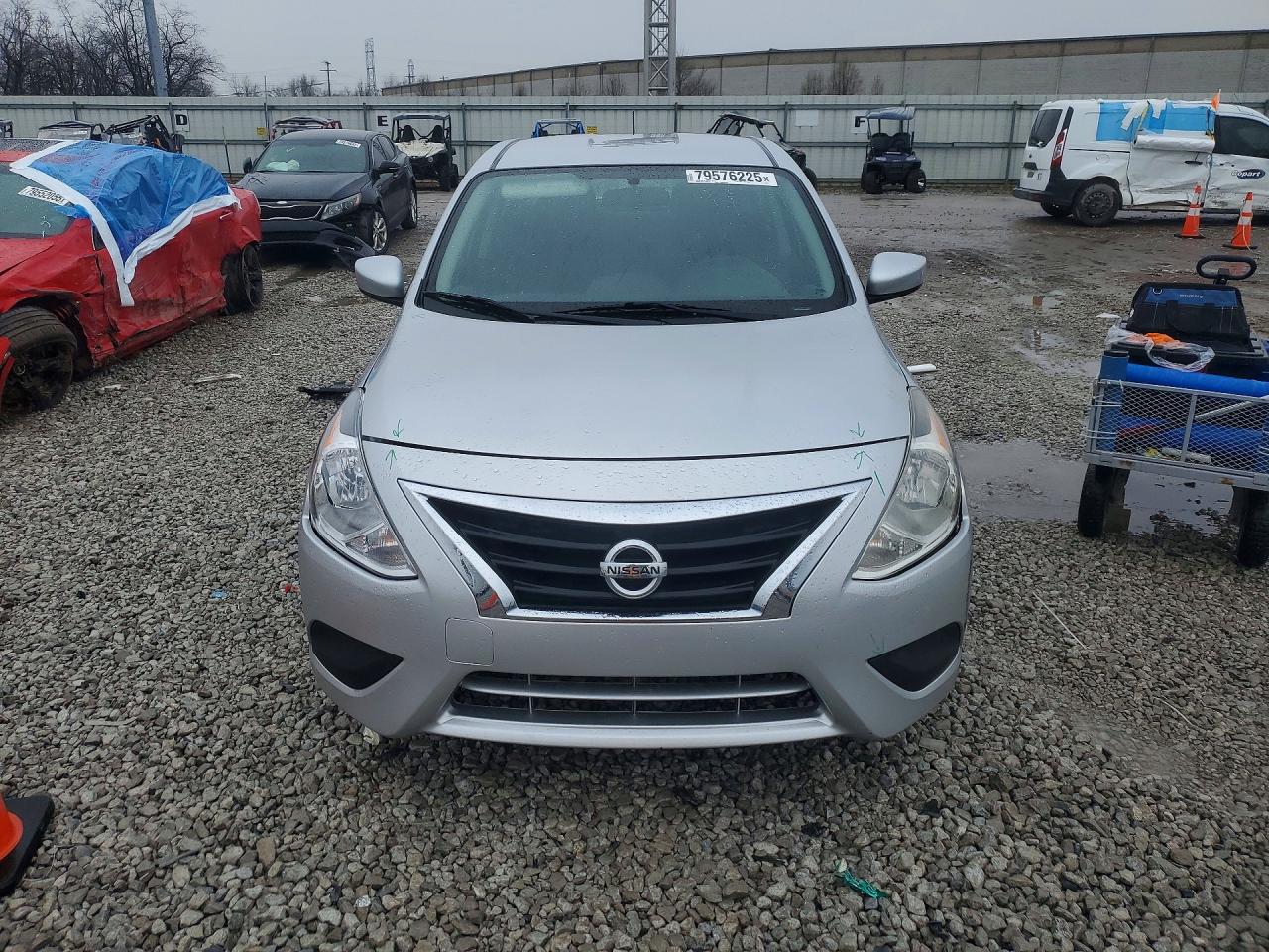 2019 NISSAN VERSA SV photo 9