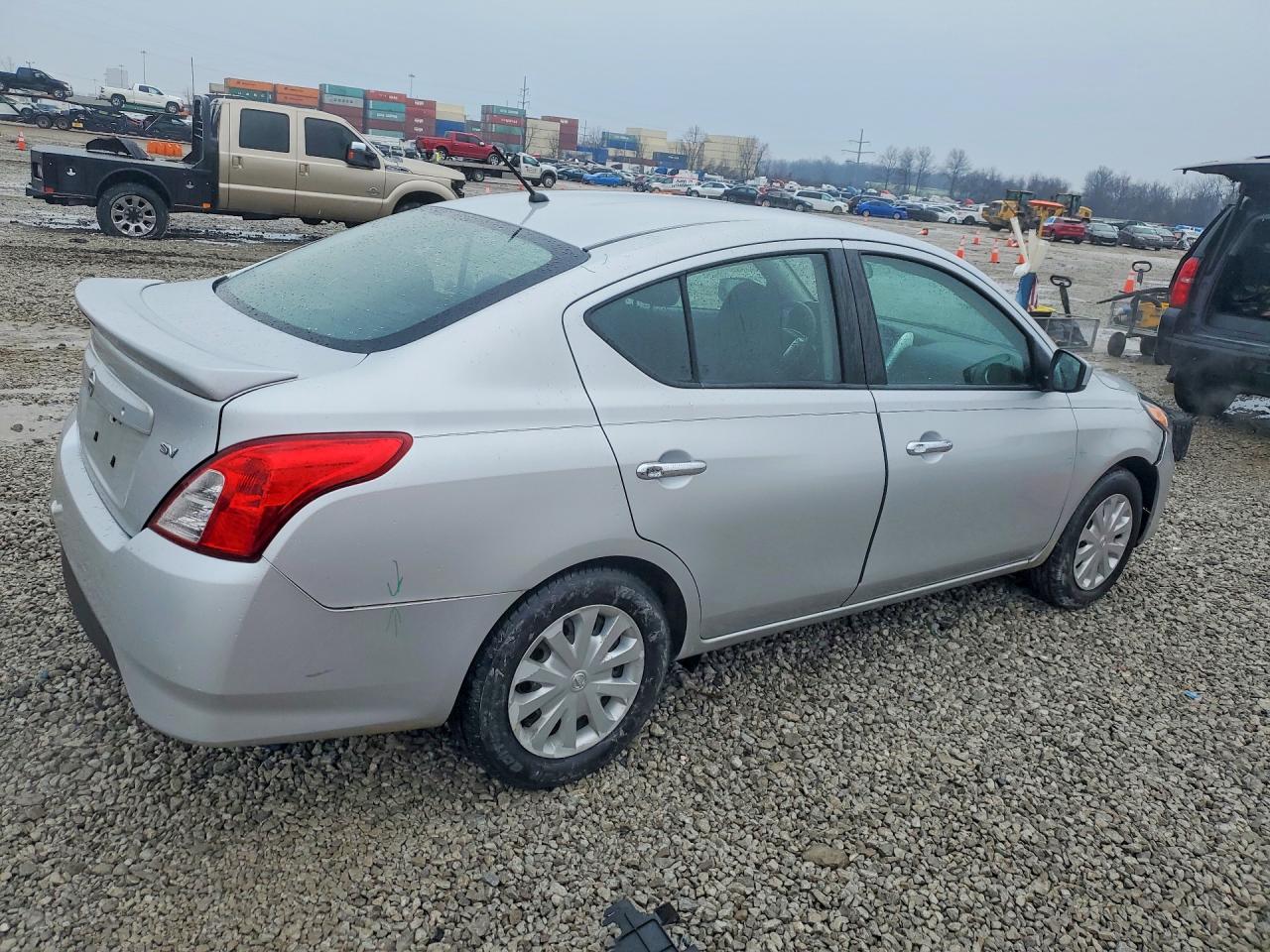 2019 NISSAN VERSA SV photo 5
