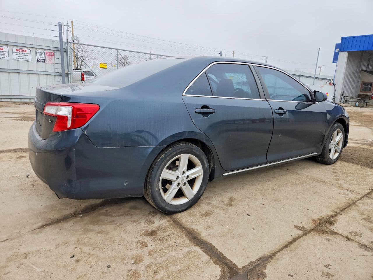 2014 TOYOTA CAMRY LE photo 3