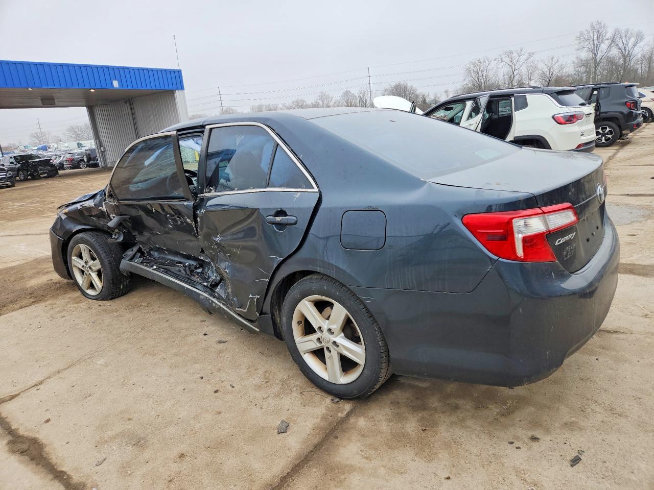 2014 TOYOTA CAMRY LE photo 2