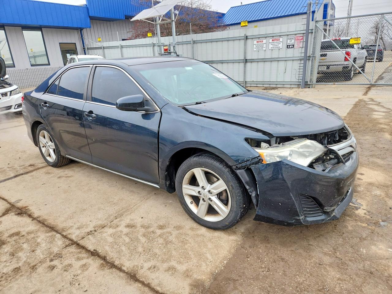 2014 TOYOTA CAMRY LE photo 4