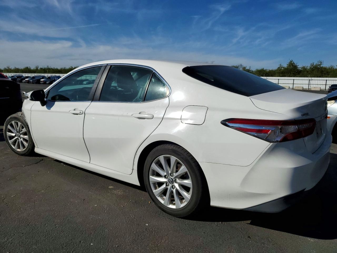2018 TOYOTA CAMRY LE photo 4