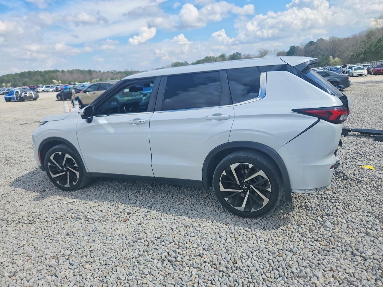 2024 MITSUBISHI OUTLANDER SE photo 2