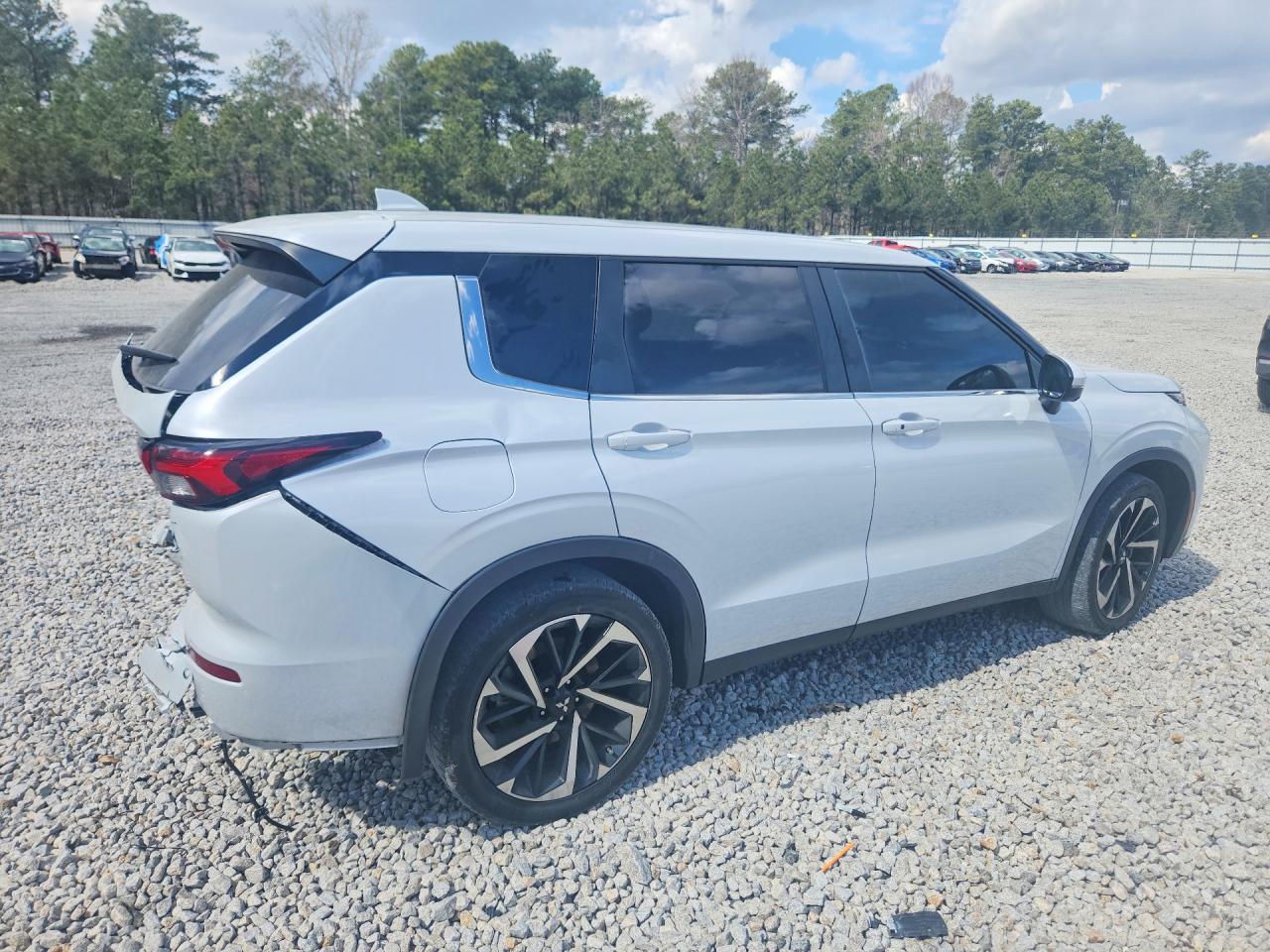 2024 MITSUBISHI OUTLANDER SE photo 3