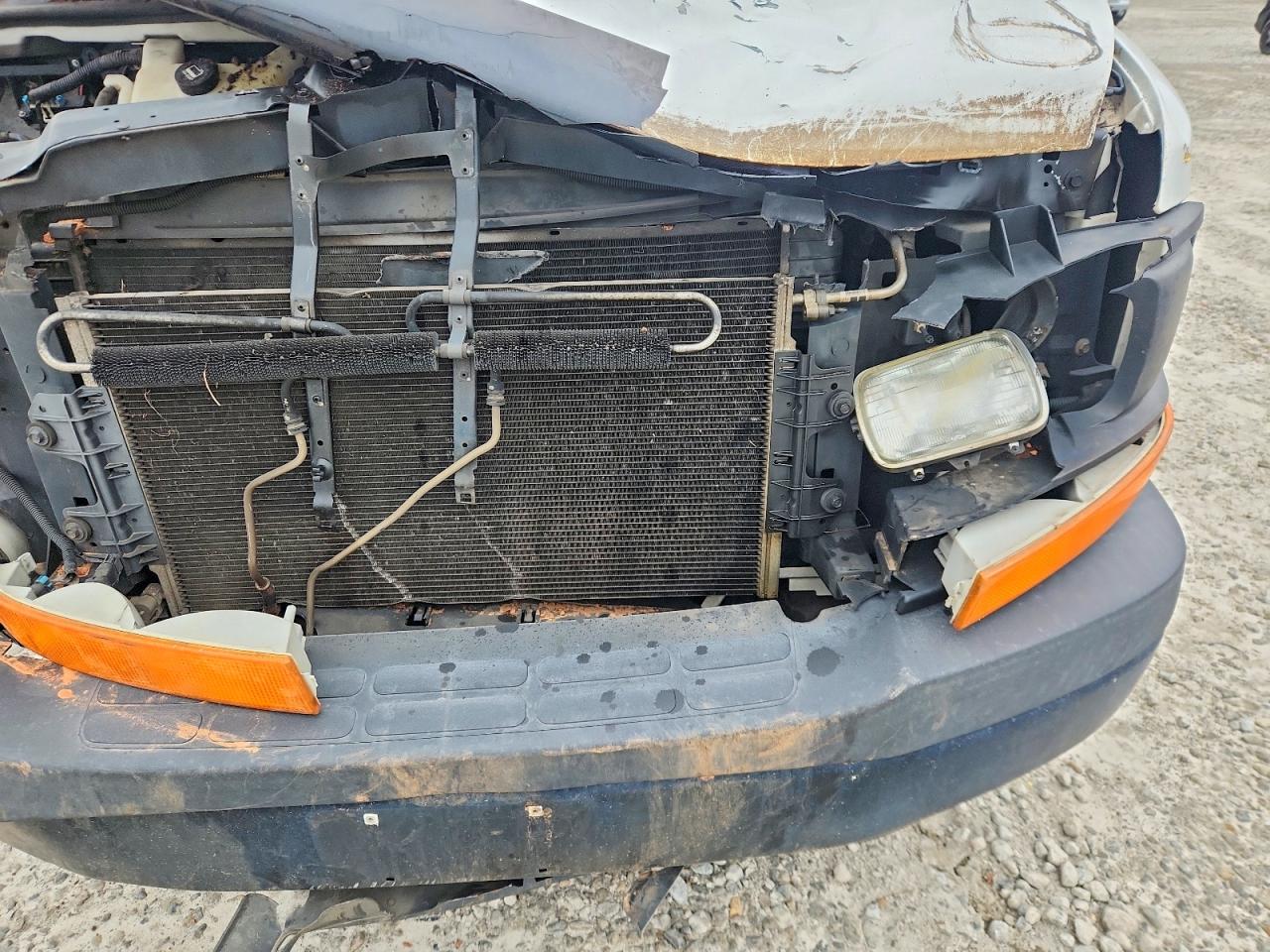 2017 GMC SAVANA G2500 photo 12