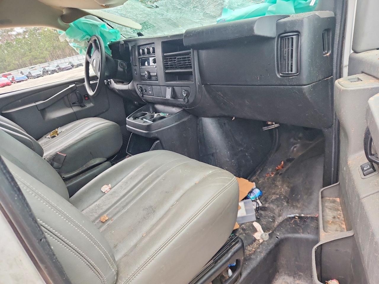 2017 GMC SAVANA G2500 photo 8