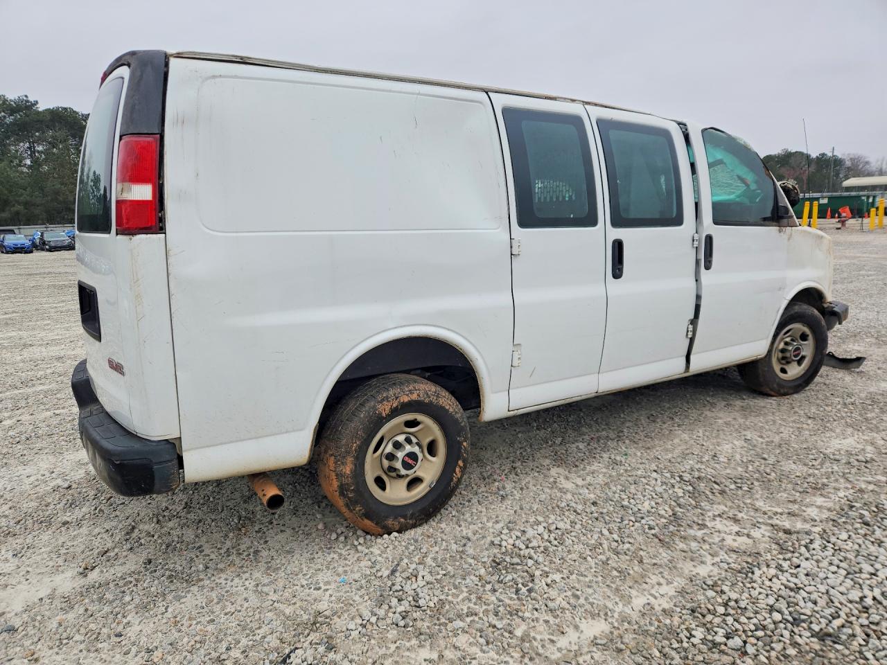 2017 GMC SAVANA G2500 photo 3