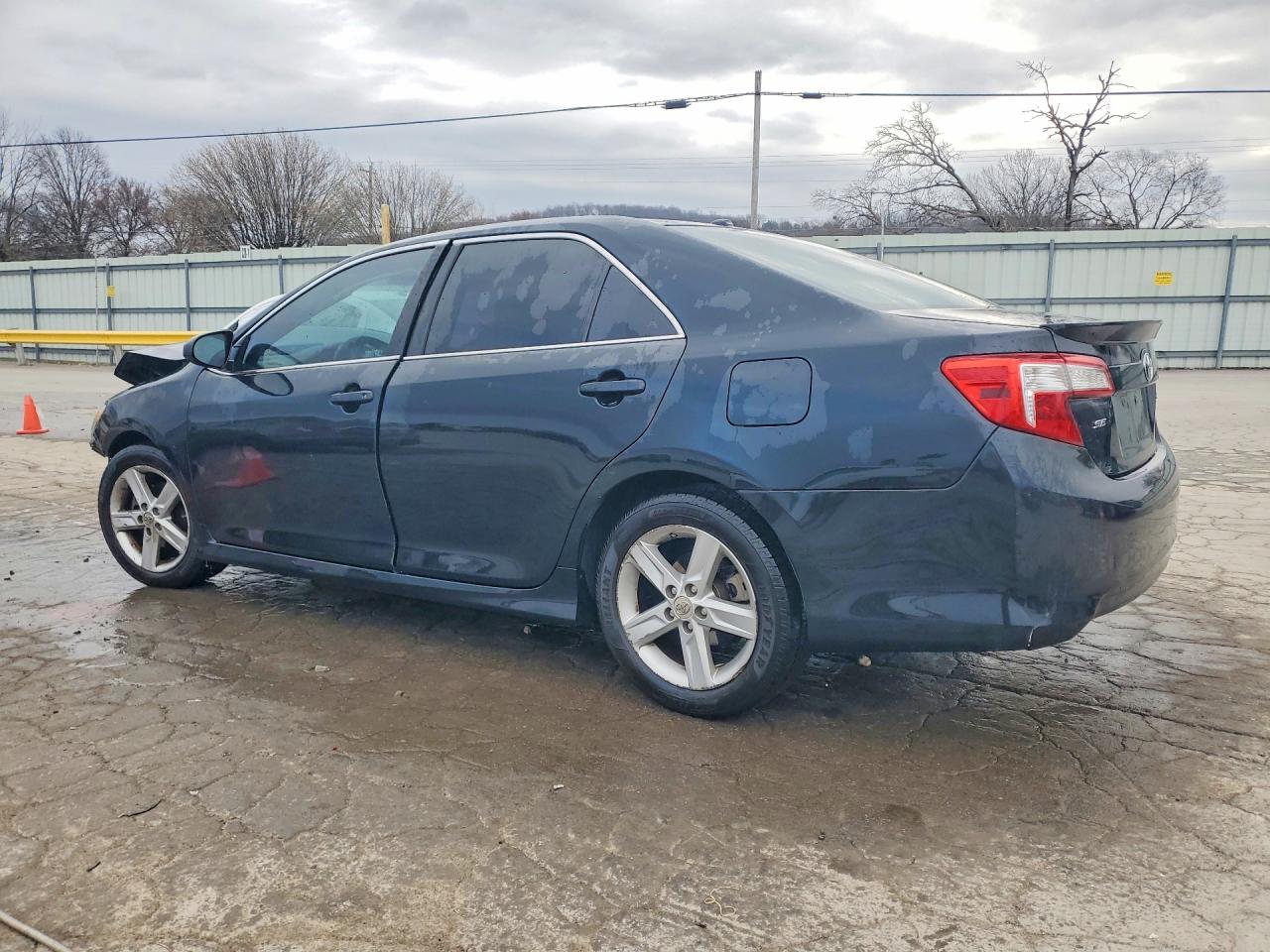 2012 TOYOTA CAMRY SE photo 3