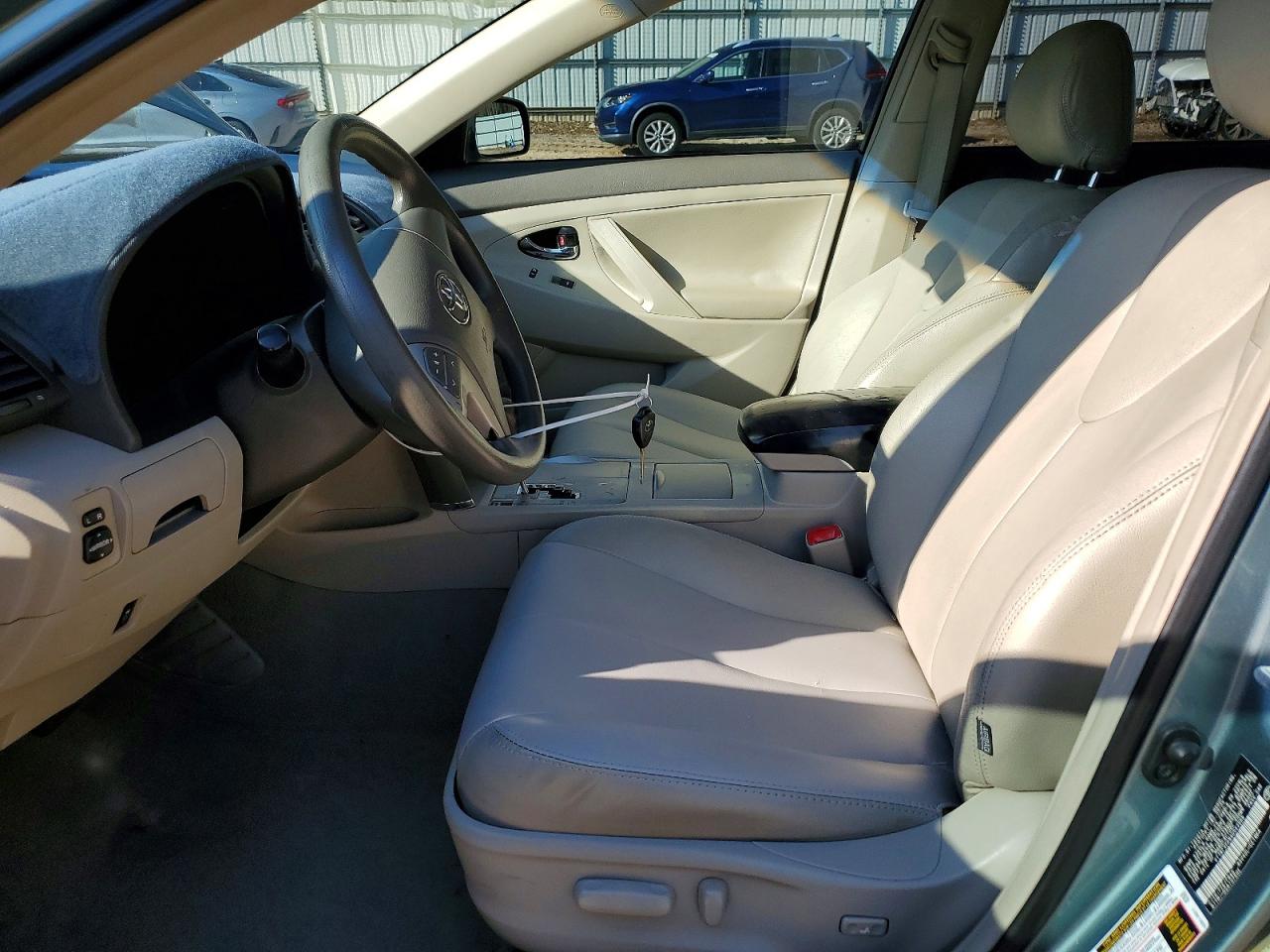2010 TOYOTA CAMRY LE photo 25