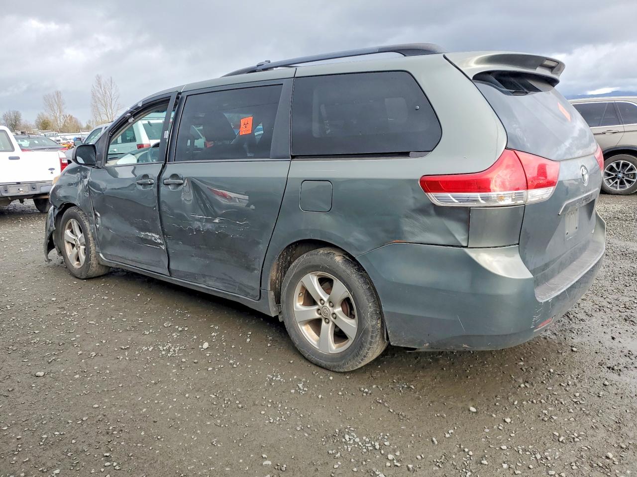 2013 TOYOTA SIENNA LE 8-PASSENGER photo 4