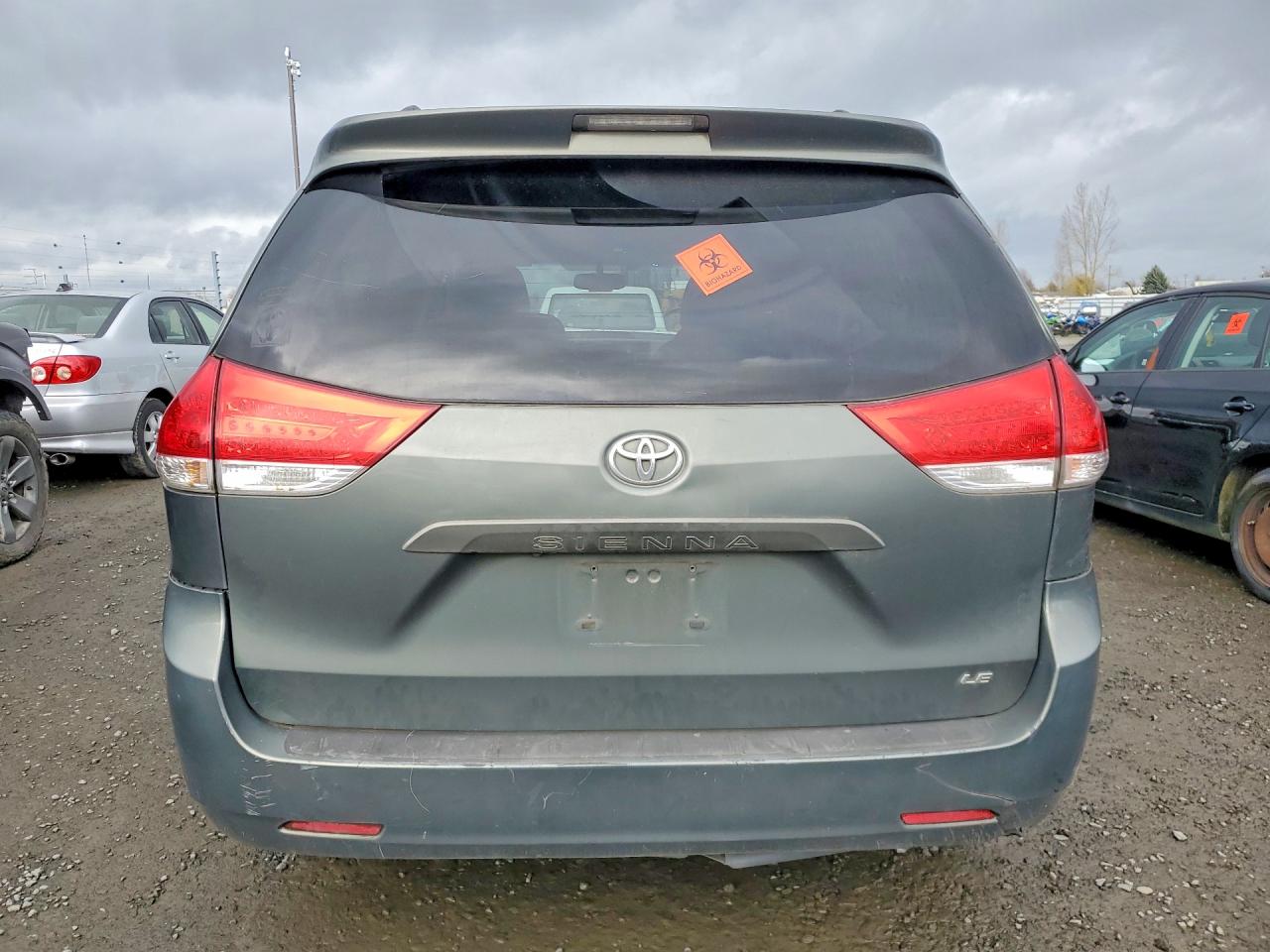 2013 TOYOTA SIENNA LE 8-PASSENGER photo 16