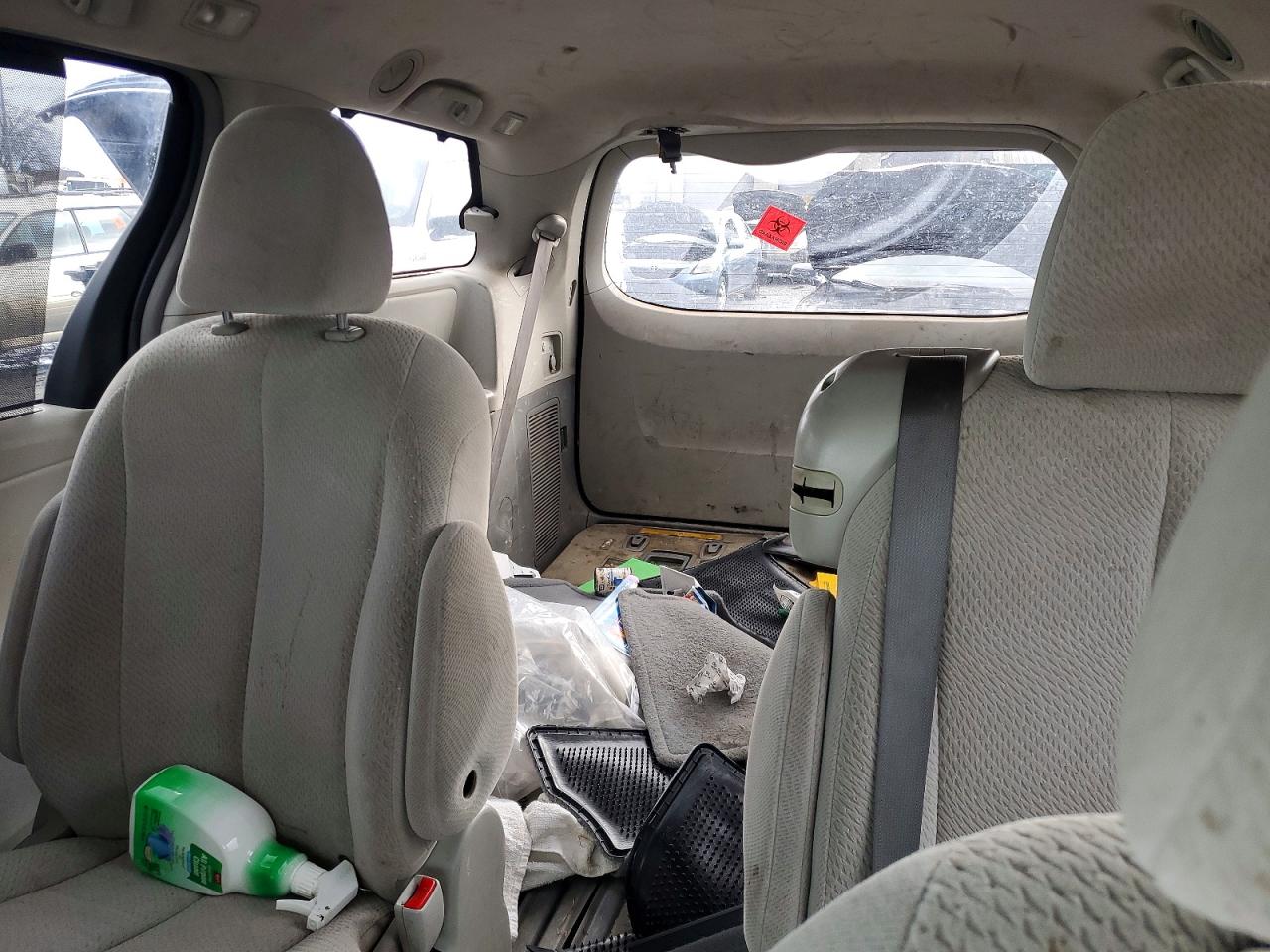 2013 TOYOTA SIENNA LE 8-PASSENGER photo 28