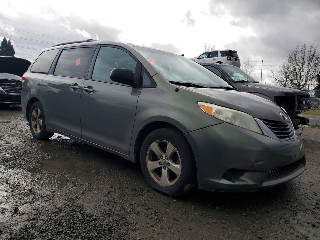 2013 TOYOTA SIENNA LE 8-PASSENGER photo 10