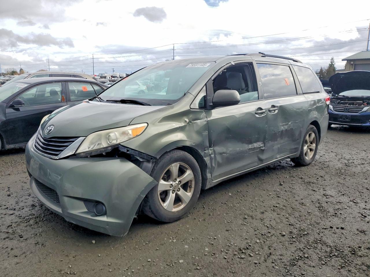 2013 TOYOTA SIENNA
