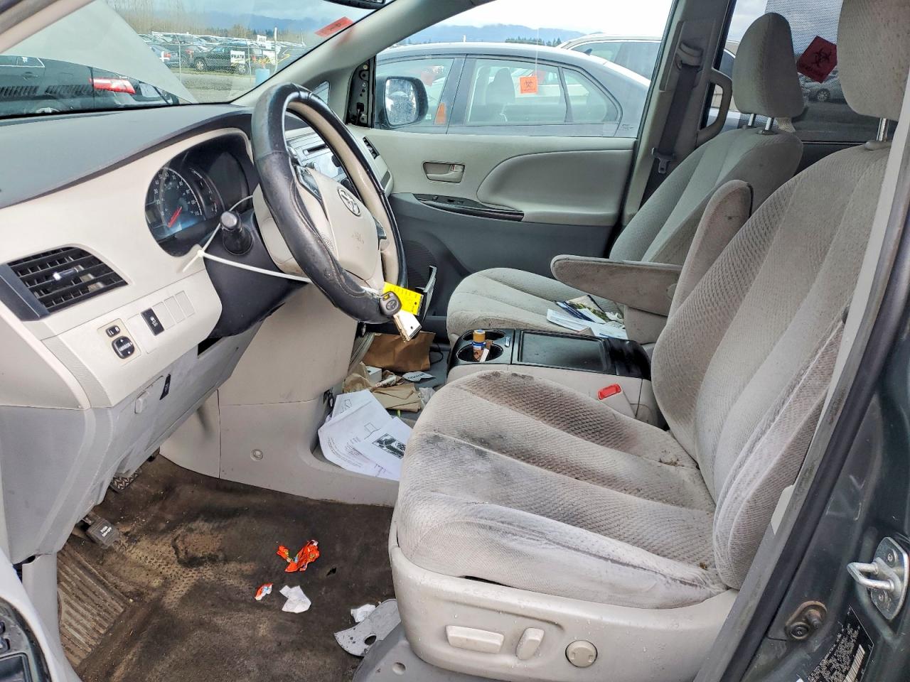 2013 TOYOTA SIENNA LE 8-PASSENGER photo 19