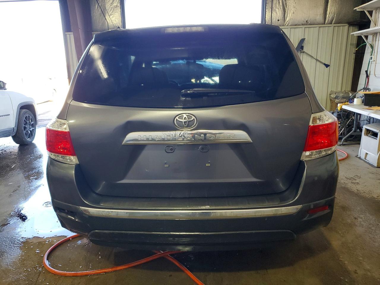 2011 TOYOTA HIGHLANDER BASE photo 6