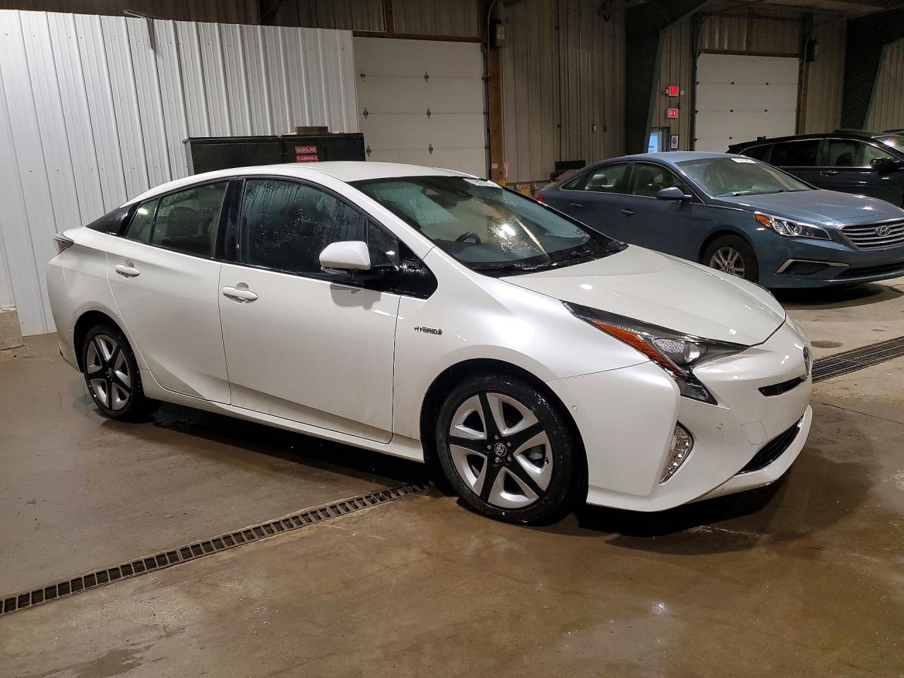2017 TOYOTA PRIUS FOUR TOURING photo 10