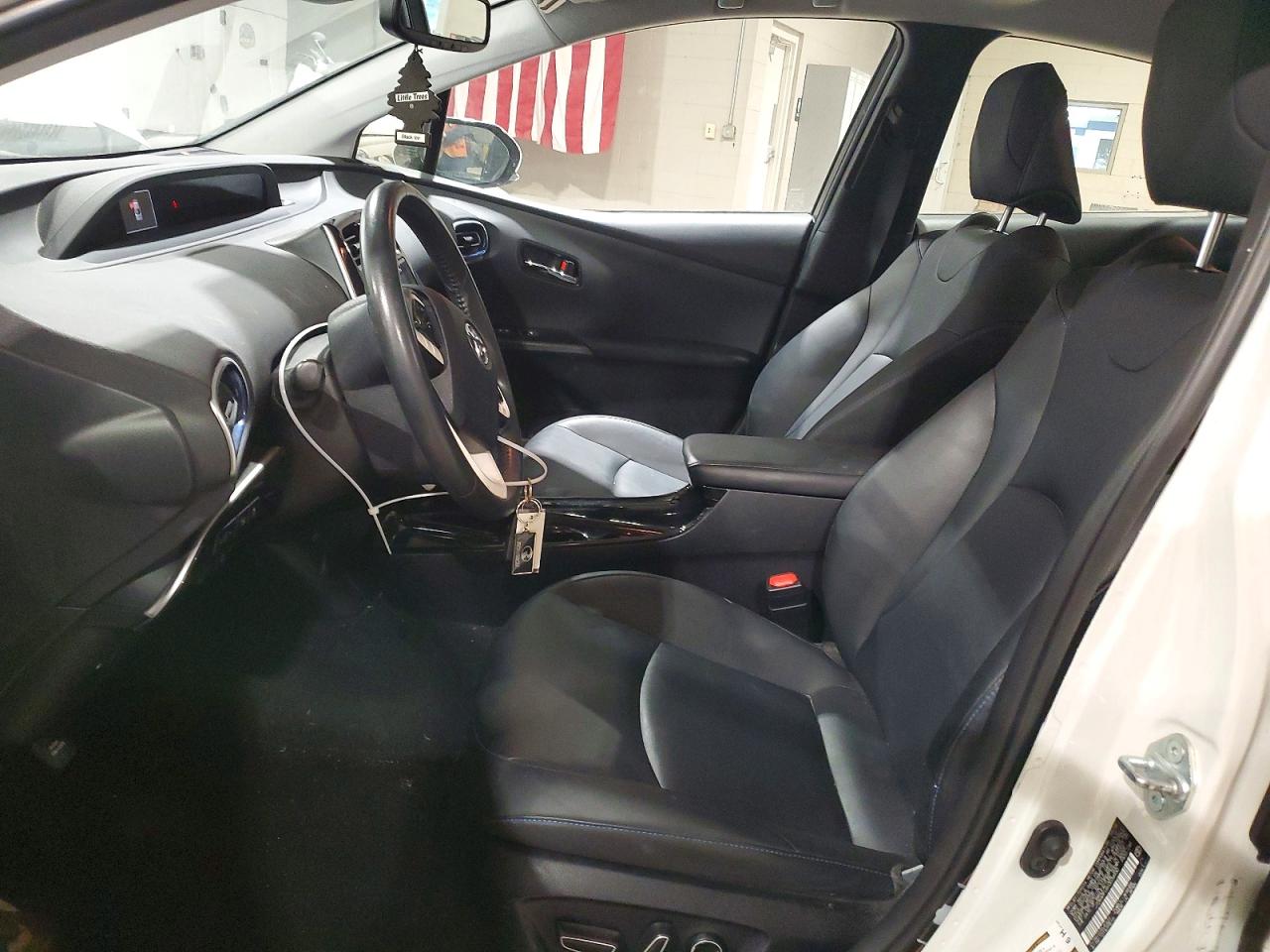 2017 TOYOTA PRIUS FOUR TOURING photo 19