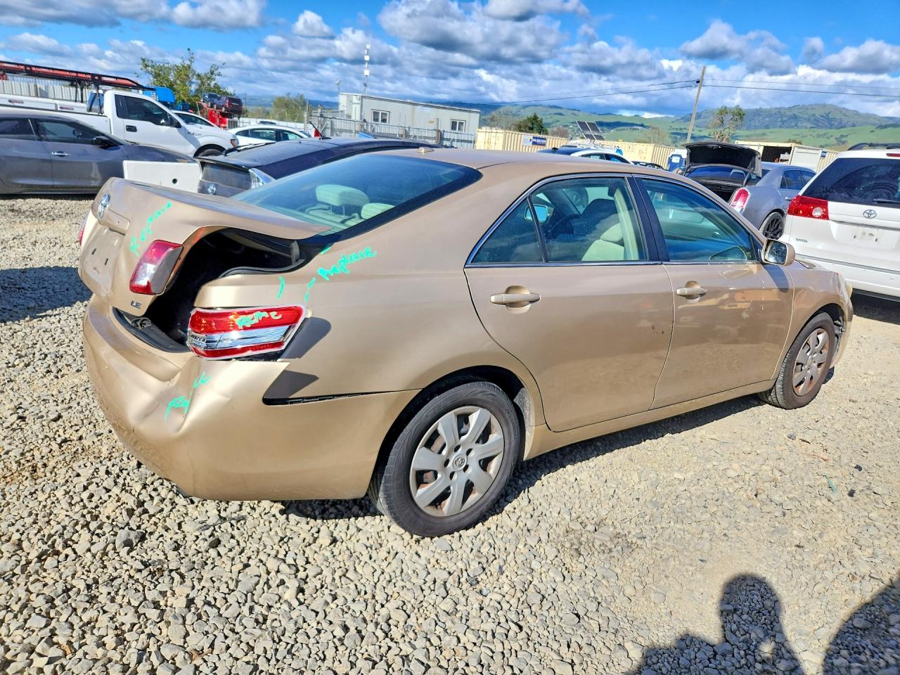 2011 TOYOTA CAMRY LE photo 3