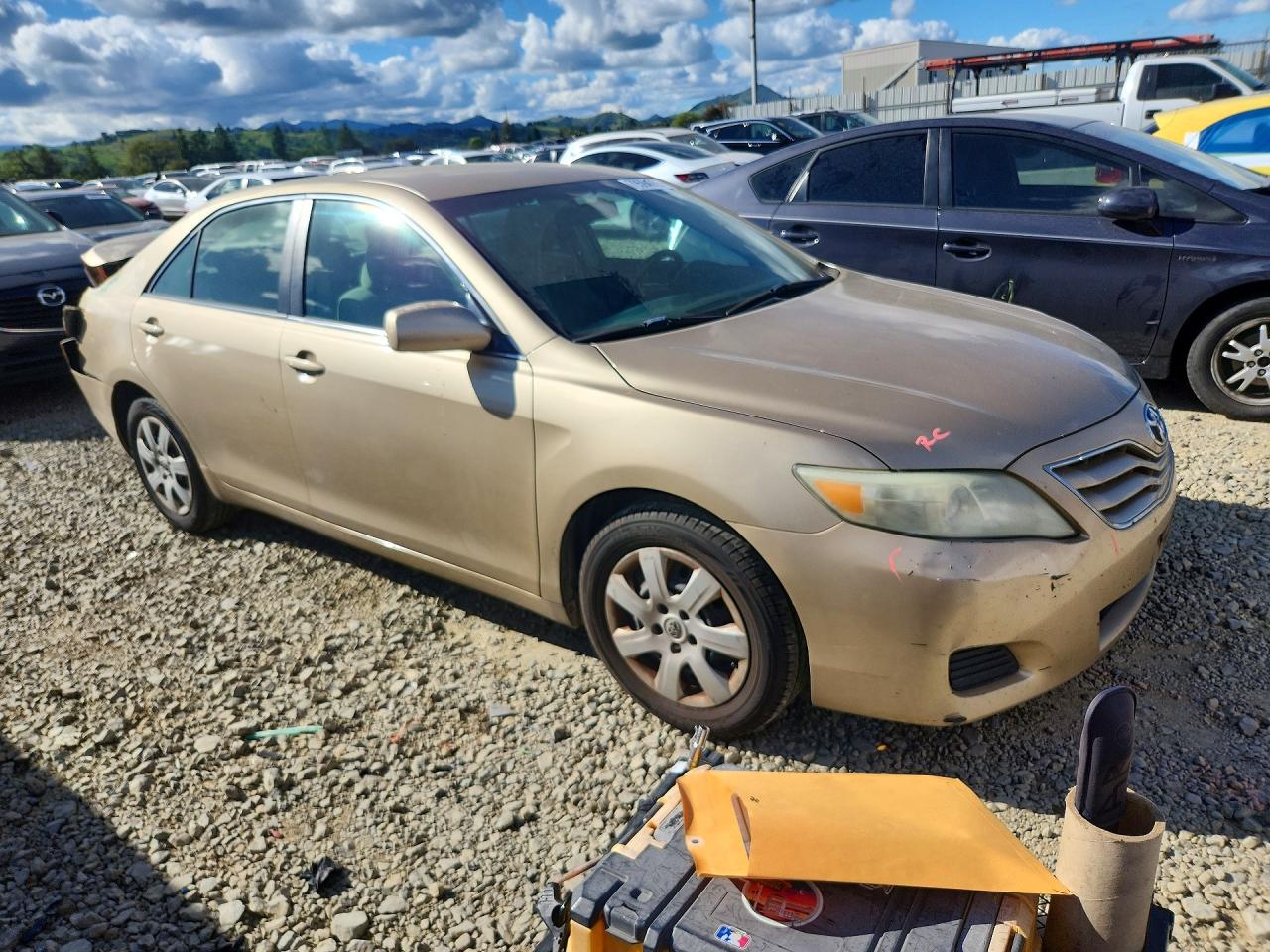 2011 TOYOTA CAMRY LE photo 4