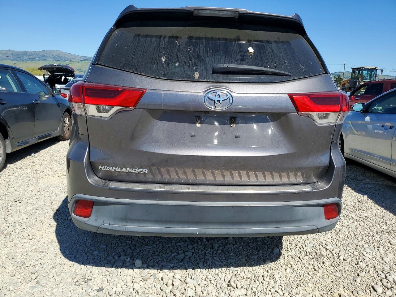 2018 TOYOTA HIGHLANDER LE photo 11