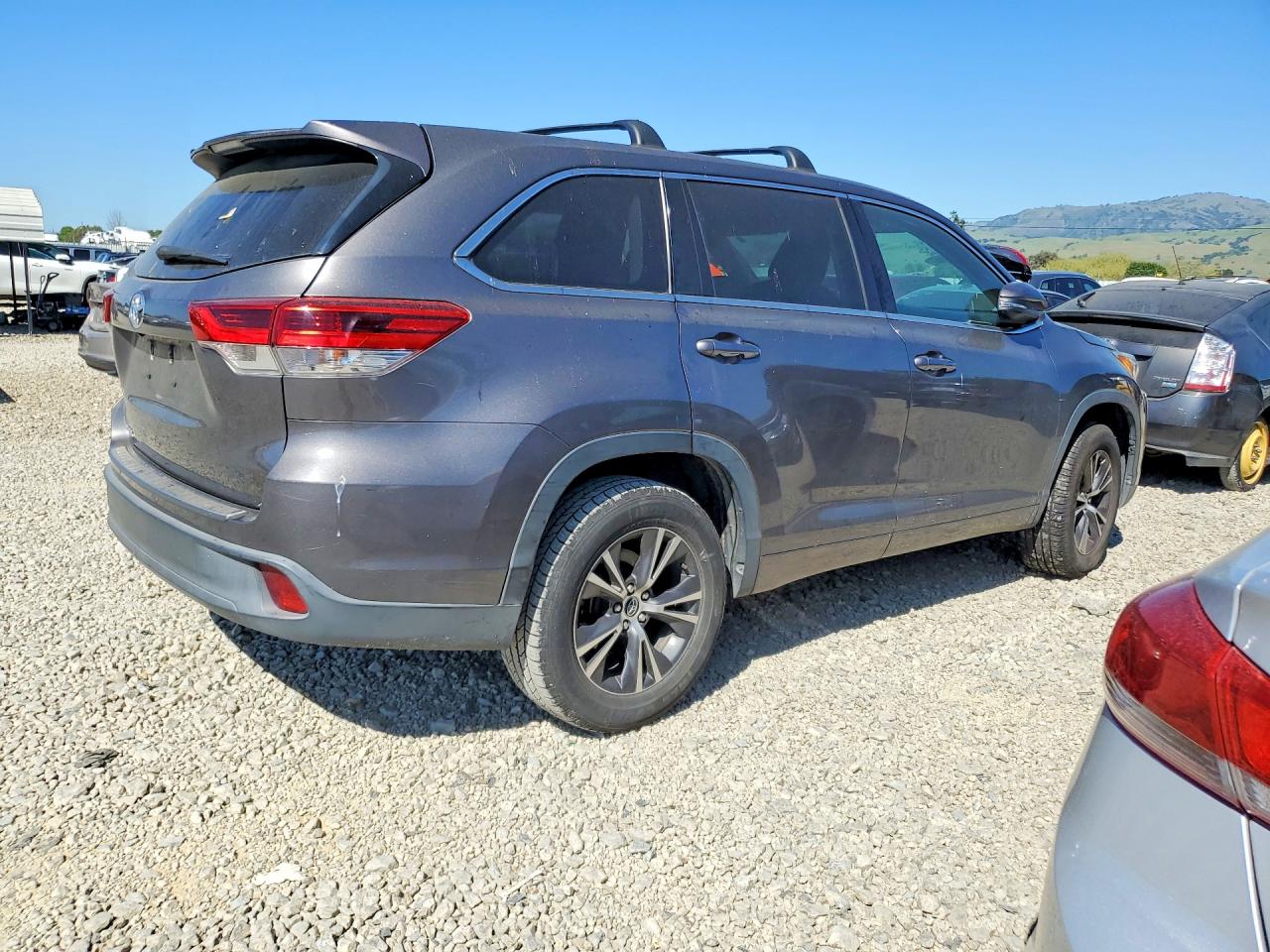 2018 TOYOTA HIGHLANDER LE photo 5