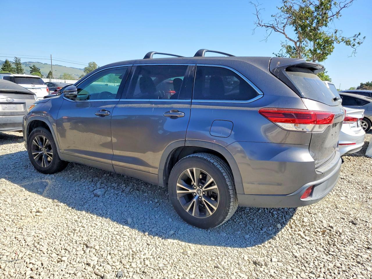 2018 TOYOTA HIGHLANDER LE photo 3
