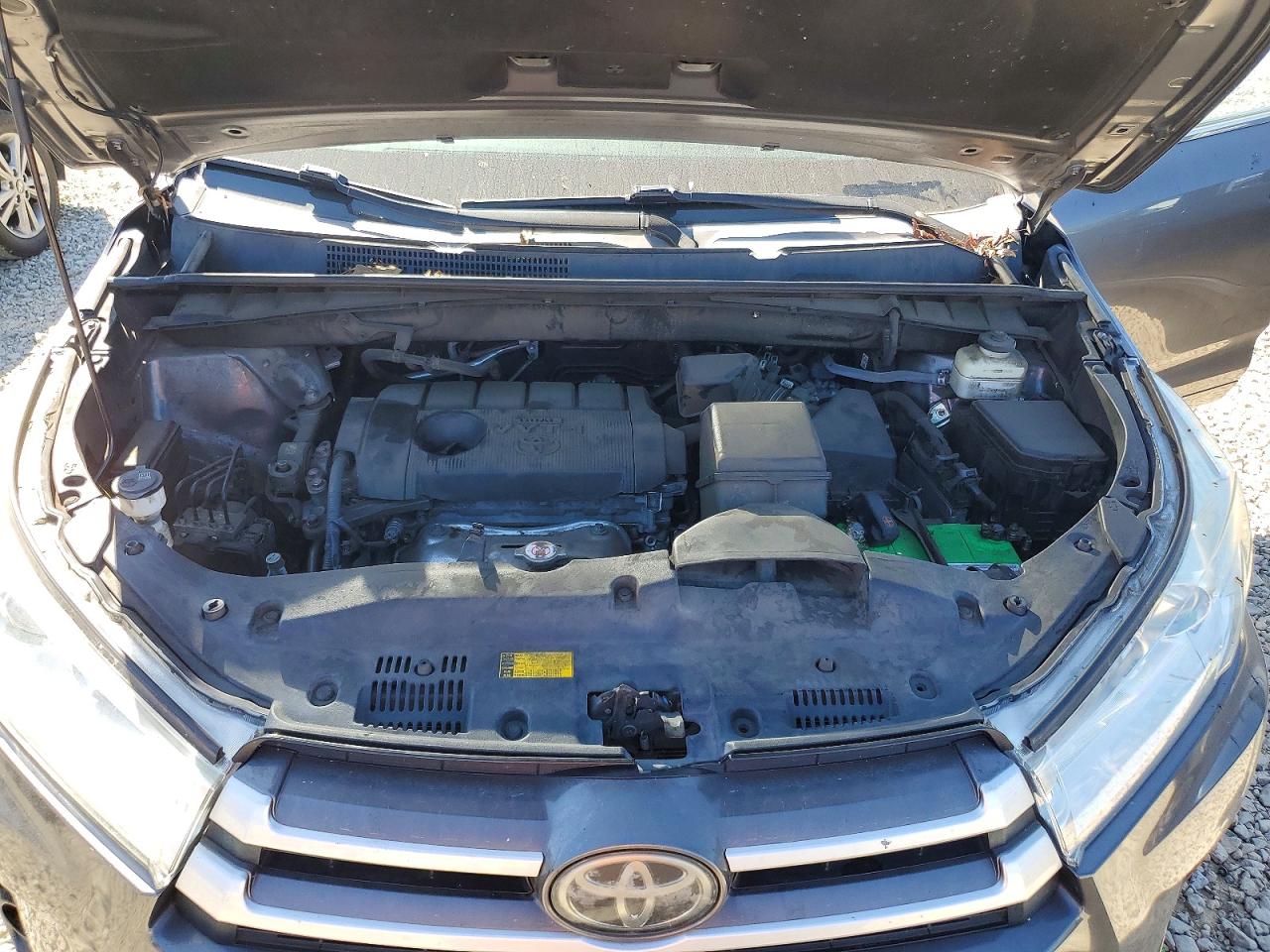 2018 TOYOTA HIGHLANDER LE photo 23