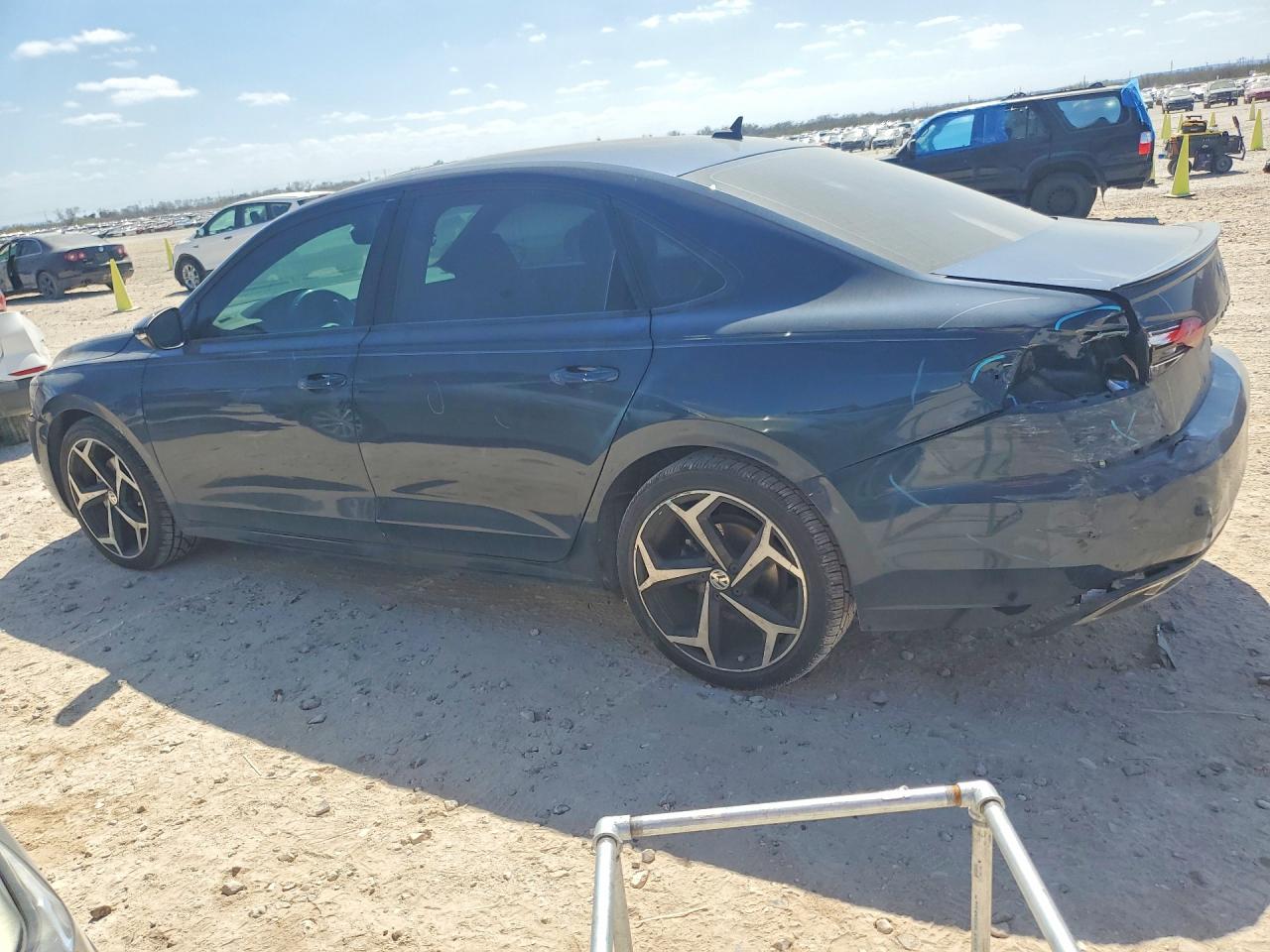 2021 VOLKSWAGEN PASSAT R-LINE photo 3