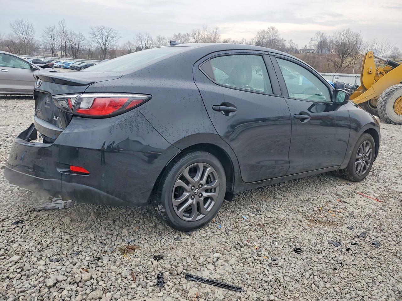 2019 TOYOTA YARIS XLE photo 3