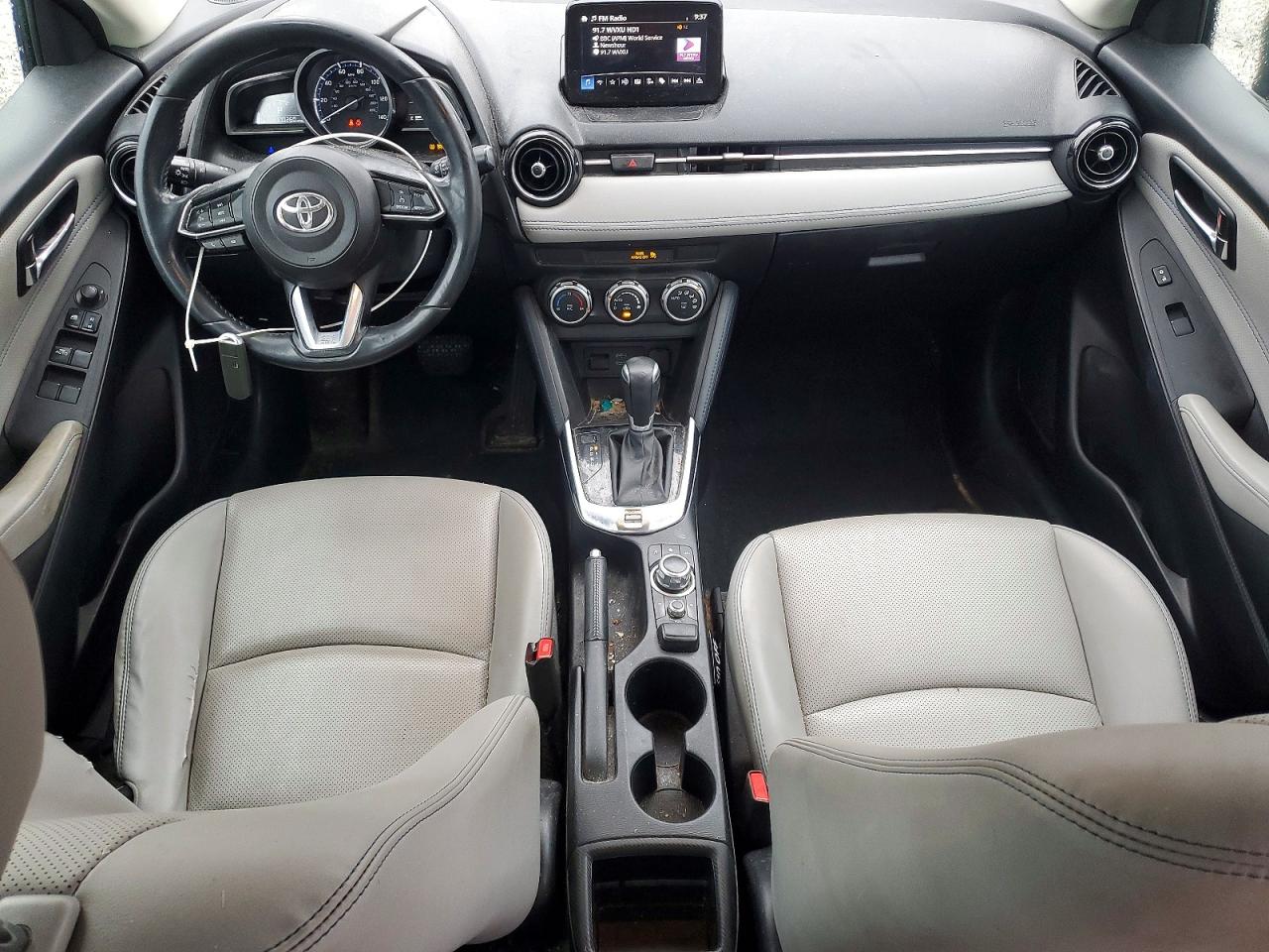 2019 TOYOTA YARIS XLE photo 8