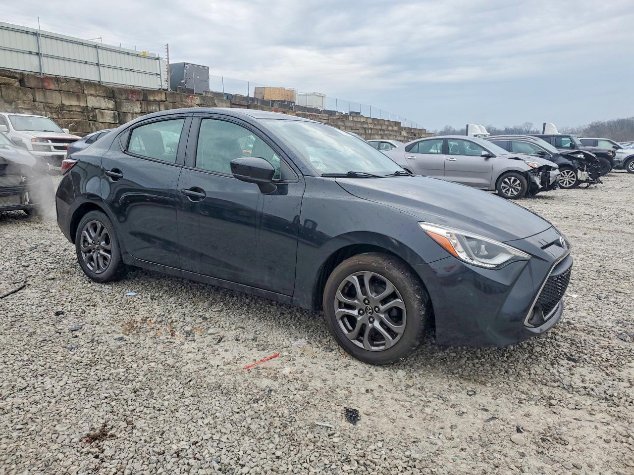 2019 TOYOTA YARIS XLE photo 4