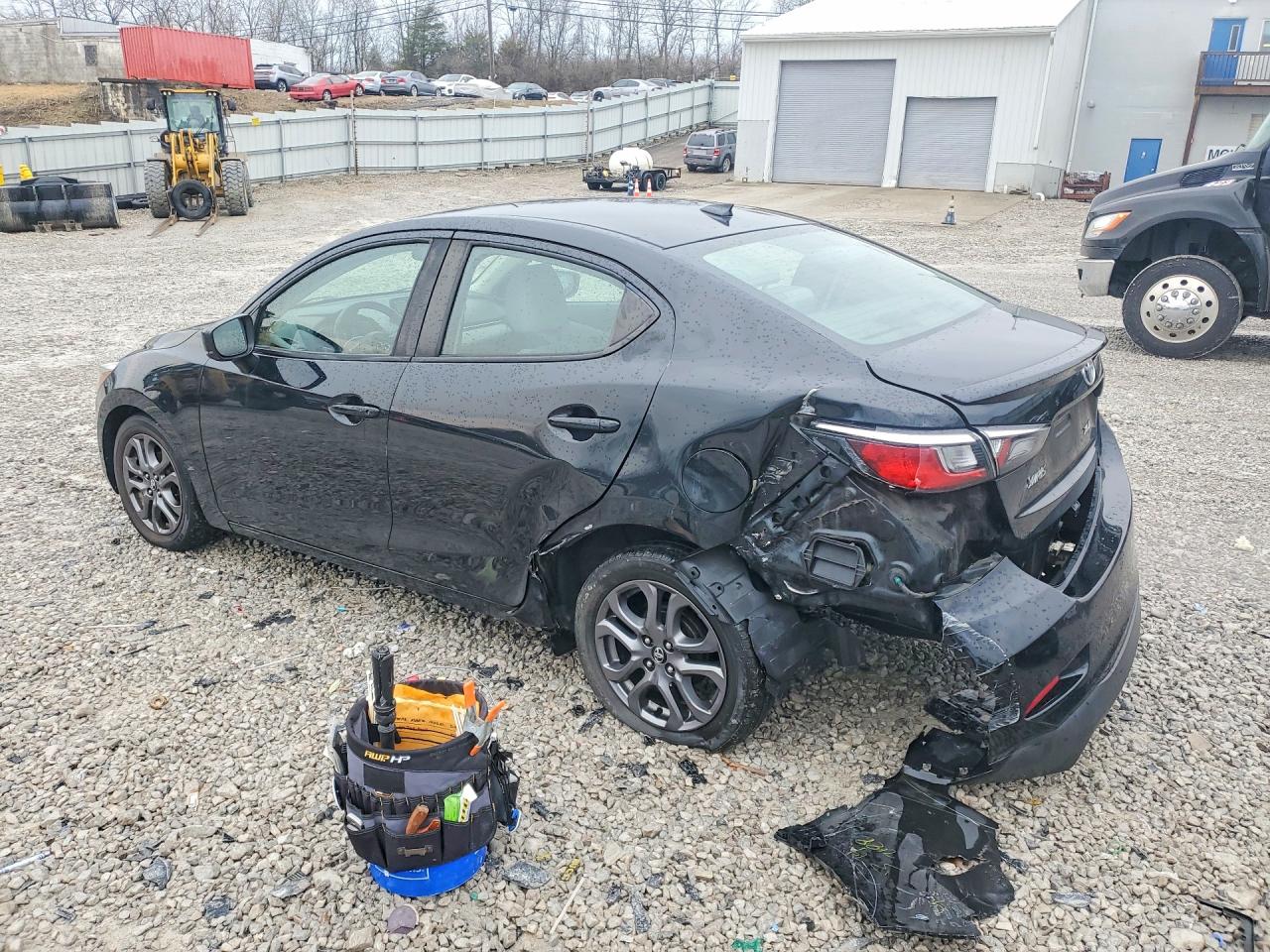 2019 TOYOTA YARIS XLE photo 2