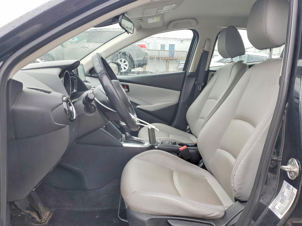 2019 TOYOTA YARIS XLE photo 7
