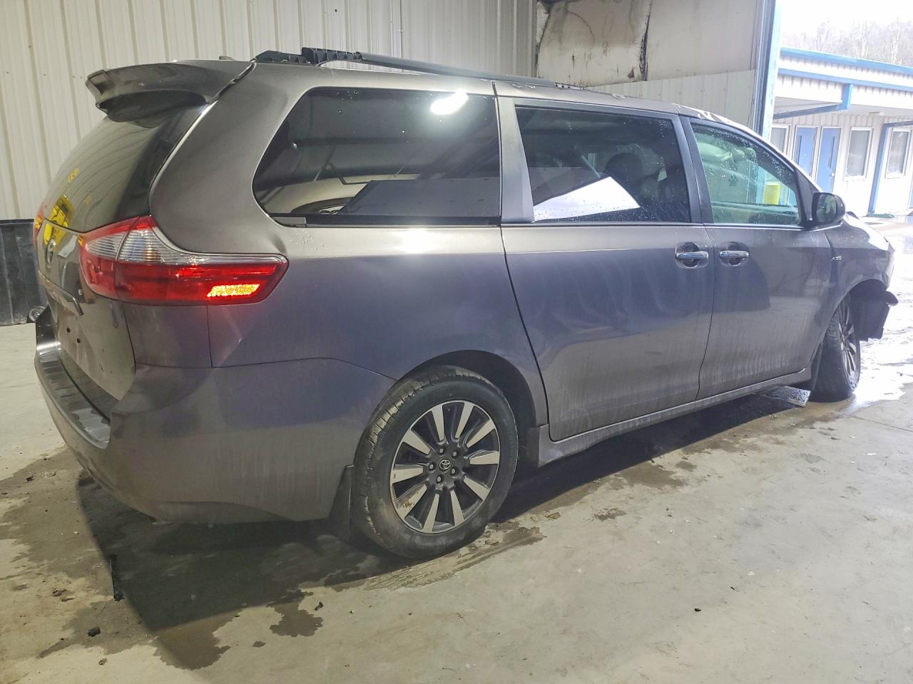 2020 TOYOTA SIENNA LE 7-PASSENGER photo 3