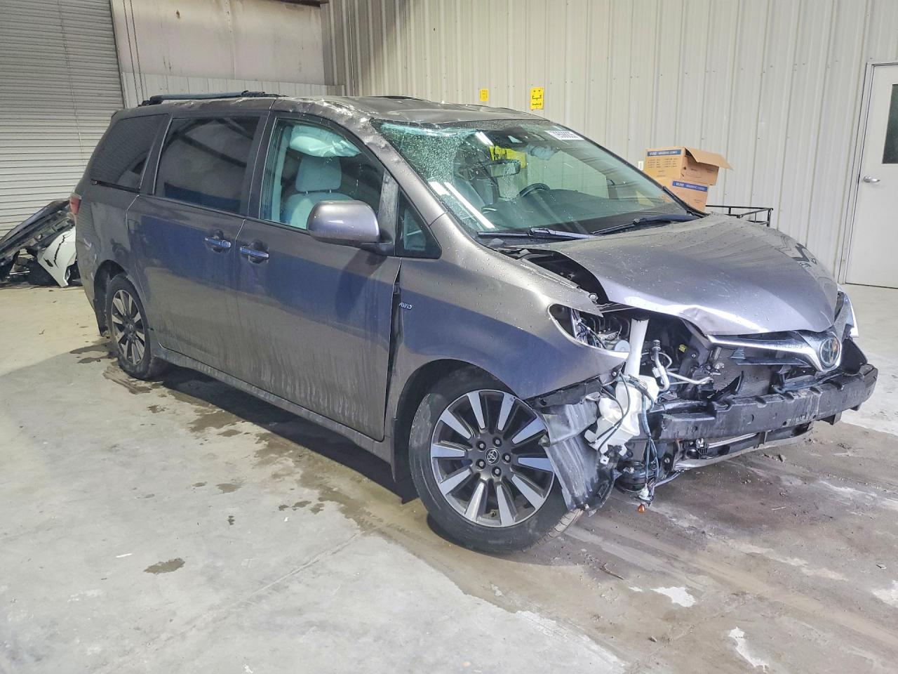 2020 TOYOTA SIENNA LE 7-PASSENGER photo 4