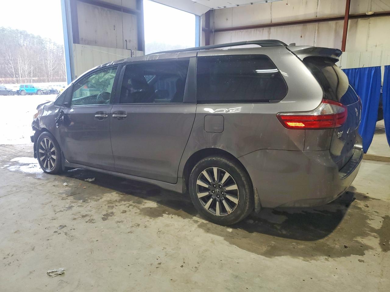 2020 TOYOTA SIENNA LE 7-PASSENGER photo 2