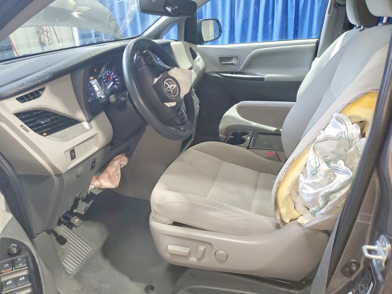 2020 TOYOTA SIENNA LE 7-PASSENGER photo 7