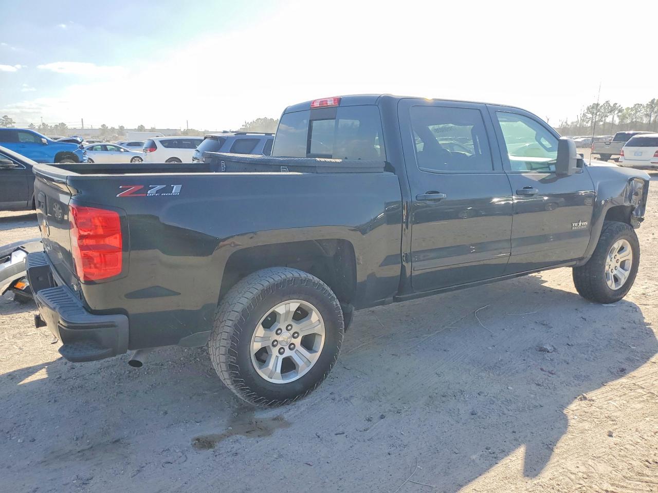 2018 CHEVROLET SILVERADO K1500 LT photo 3