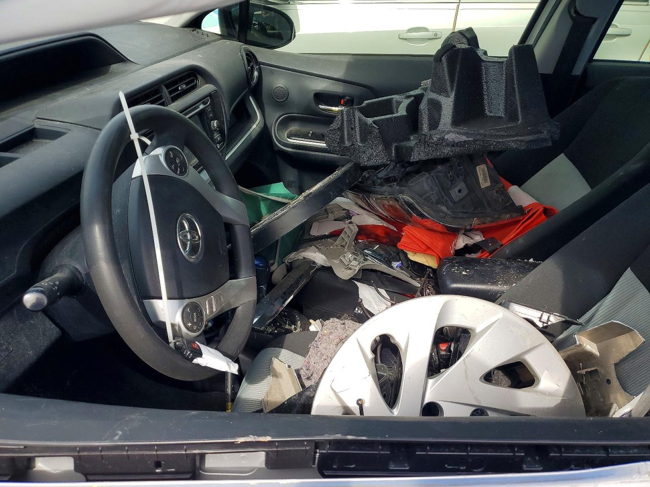 2016 TOYOTA PRIUS C THREE photo 7