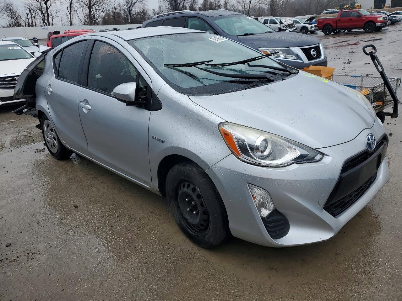 2016 TOYOTA PRIUS C THREE photo 4