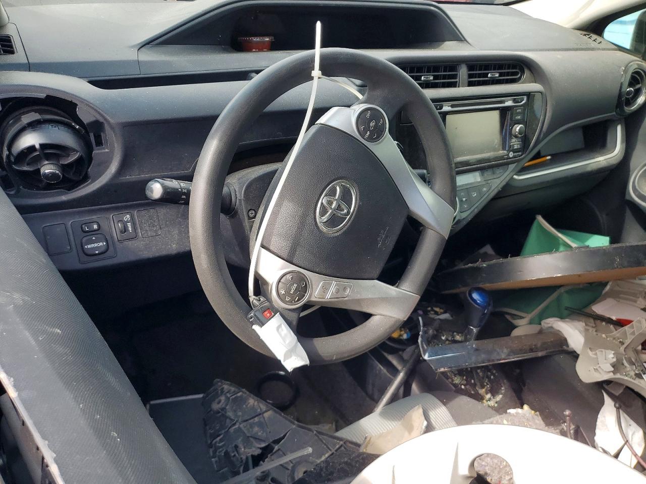 2016 TOYOTA PRIUS C THREE photo 8