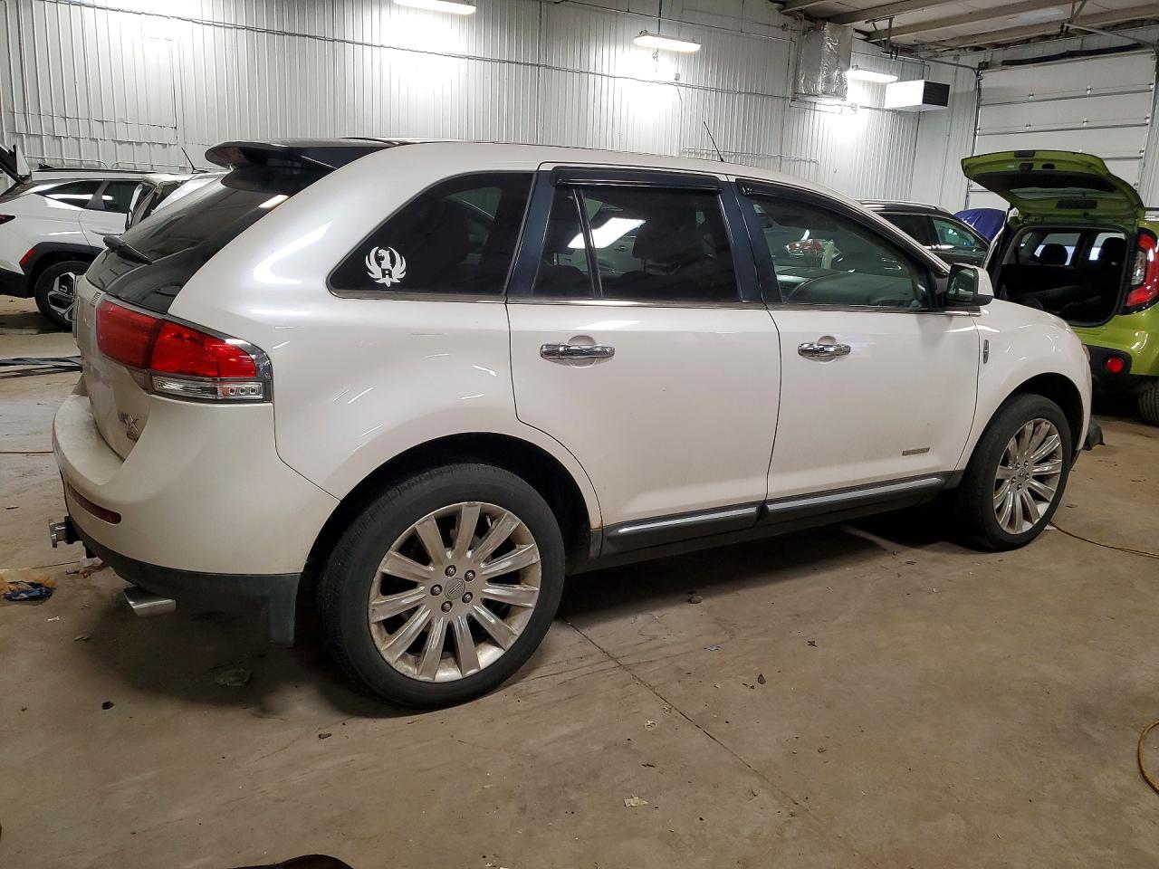 2011 LINCOLN MKX photo 3