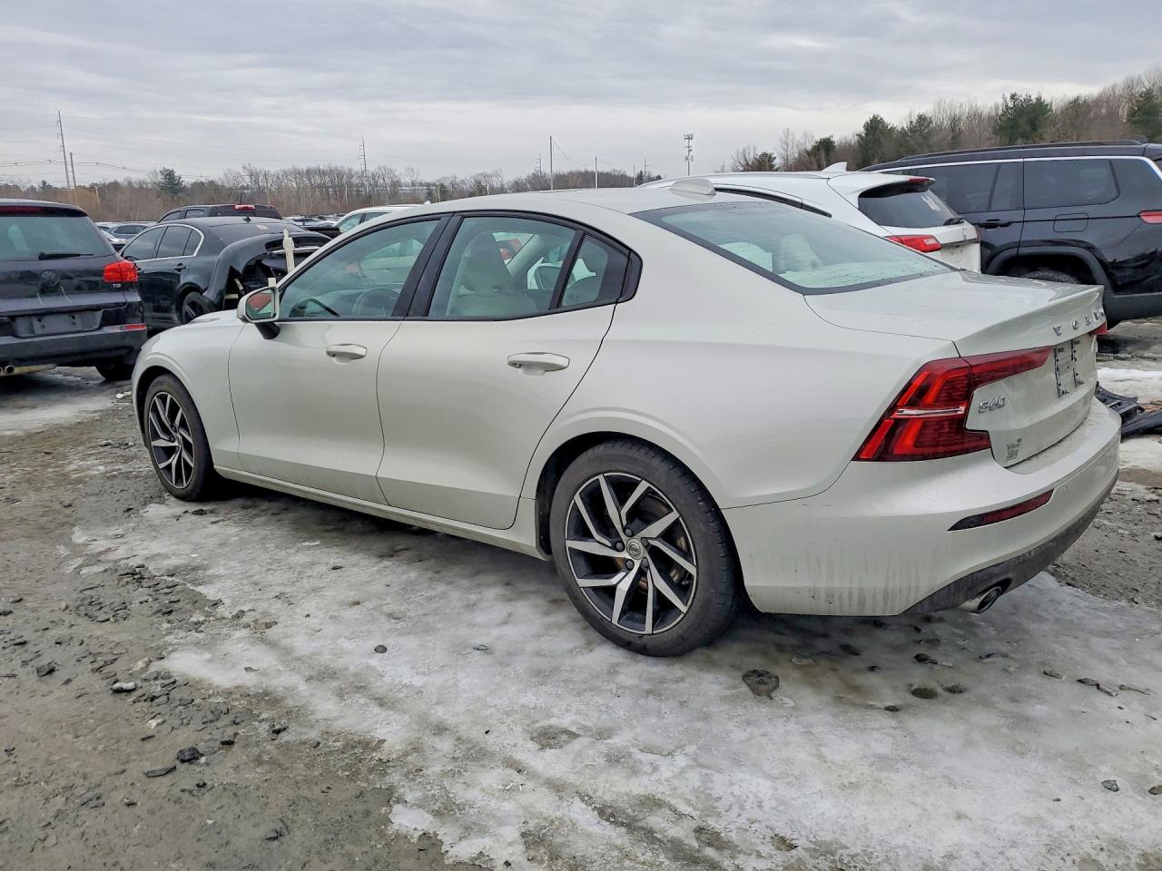2020 VOLVO S60 T5 MOMENTUM photo 4