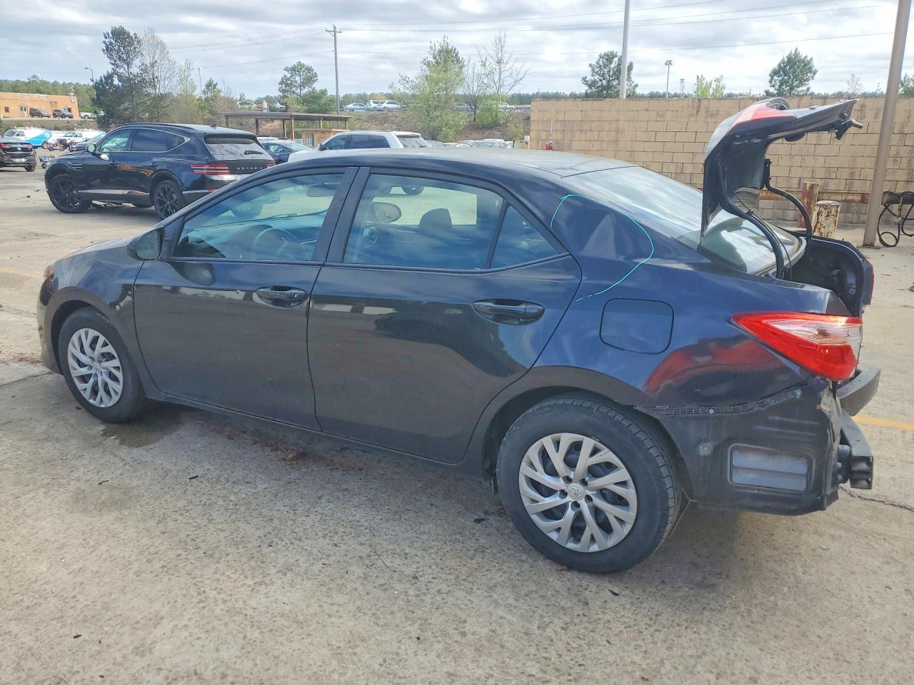 2018 TOYOTA COROLLA photo 3