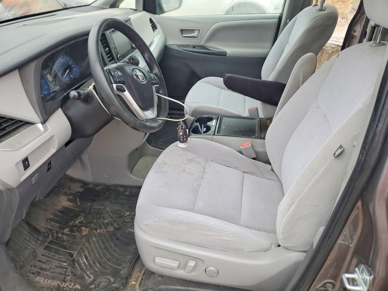 2020 TOYOTA SIENNA LE 8-PASSENGER photo 7