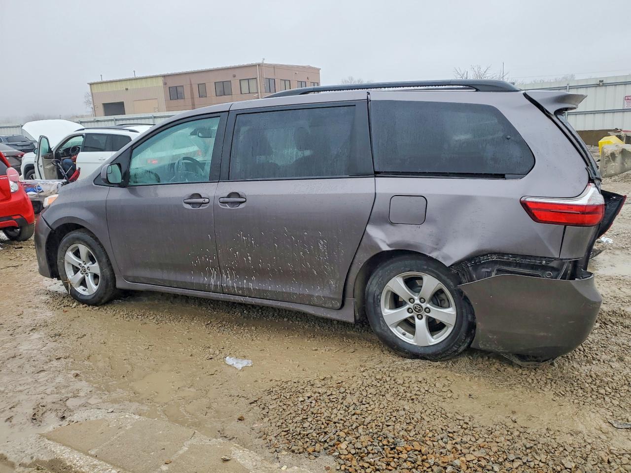 2020 TOYOTA SIENNA LE 8-PASSENGER photo 2
