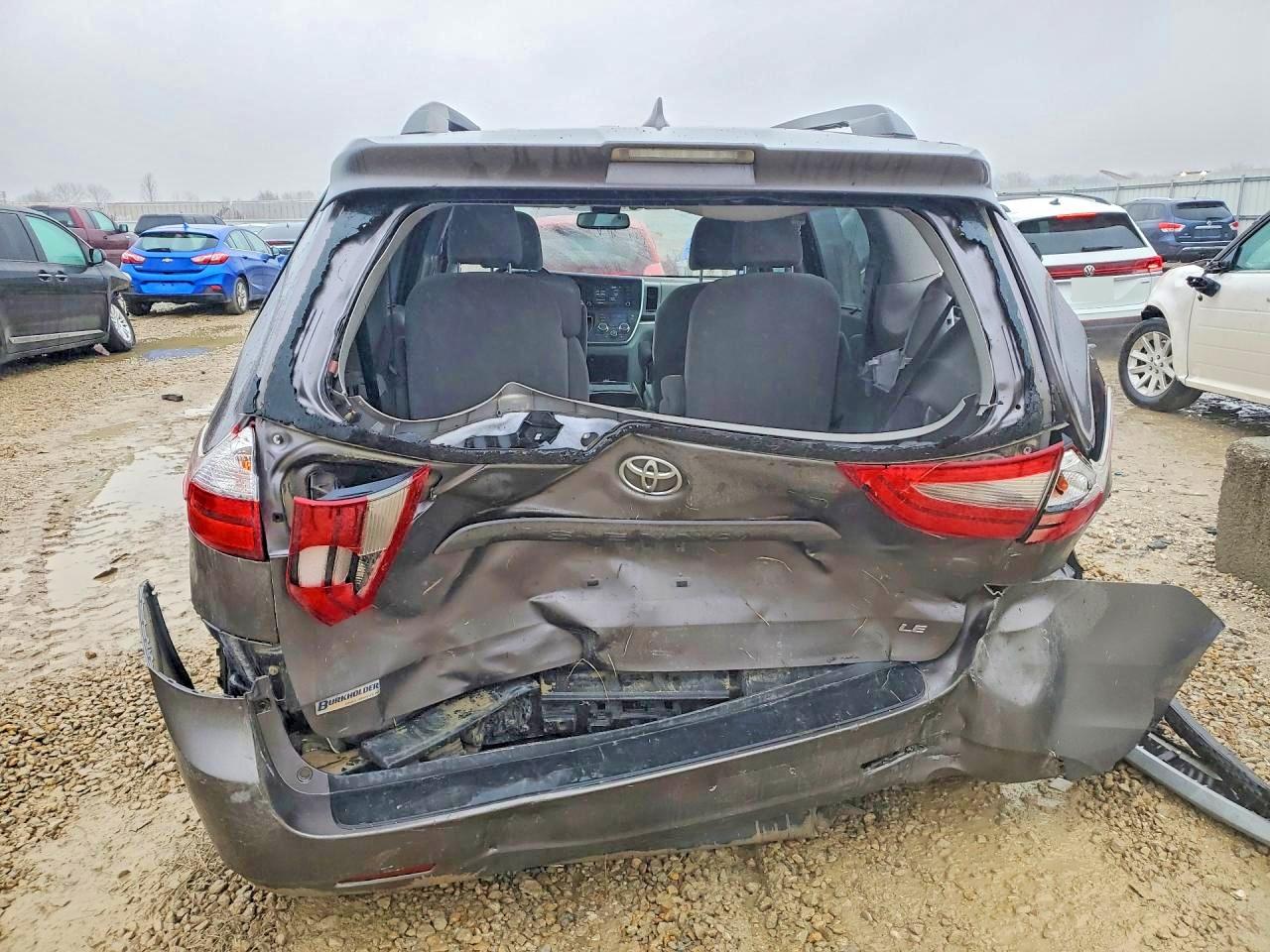2020 TOYOTA SIENNA LE 8-PASSENGER photo 6