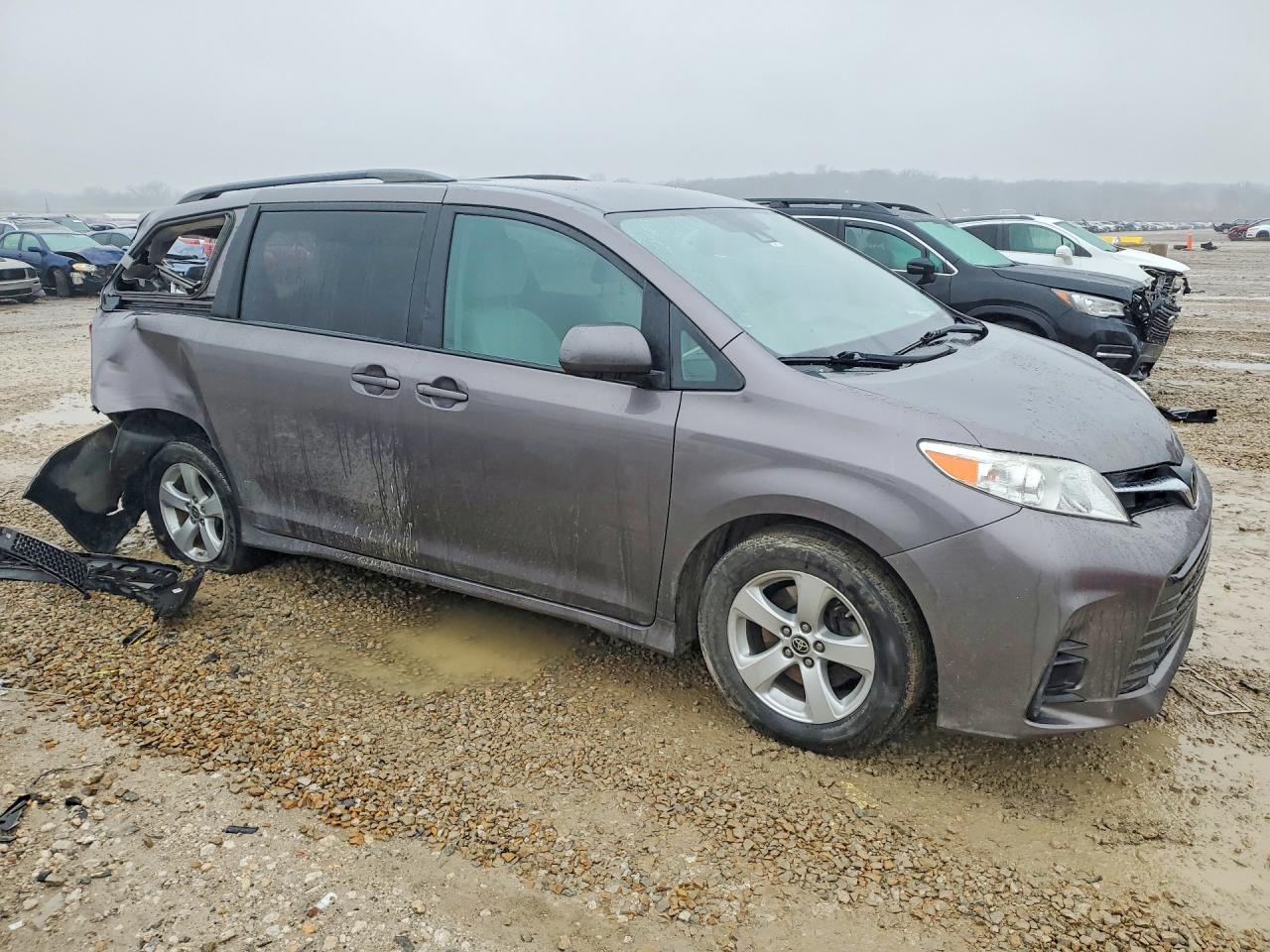 2020 TOYOTA SIENNA LE 8-PASSENGER photo 4