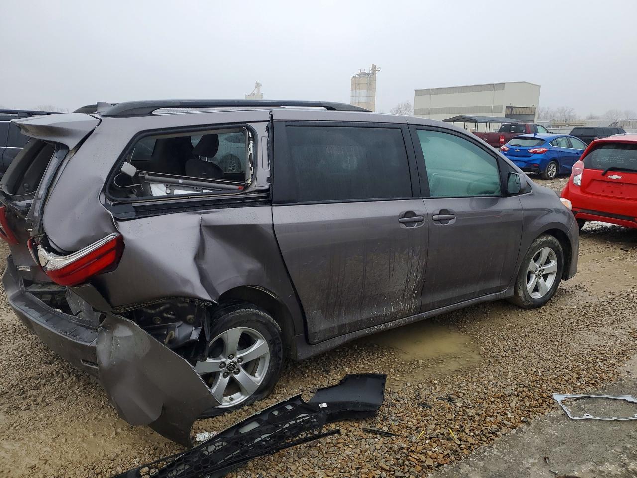 2020 TOYOTA SIENNA LE 8-PASSENGER photo 3